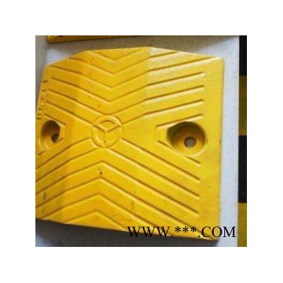武漢鑫源方科貿(mào)橡膠減速帶小區(qū)道路設(shè)施，采用**橡膠原料，專業(yè)廠家生產(chǎn)