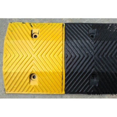 臺山市天然橡膠減速帶  揭陽市靈活減速坡 廉江市納米技術(shù)生產(chǎn)減速帶