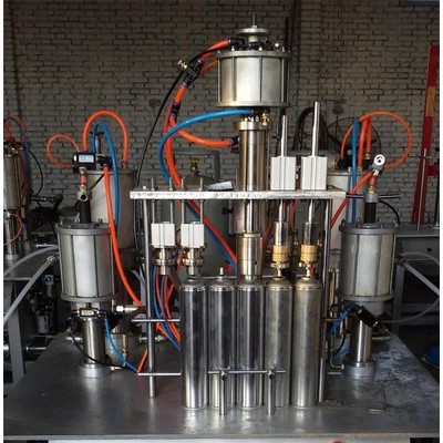 運作的發(fā)泡劑灌裝機器設備