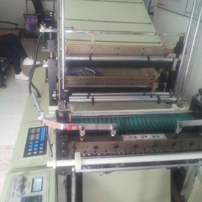 供應(yīng)二手制袋機(jī) 二手吹膜機(jī) 鑫鴻達(dá)700型 二手制袋機(jī)