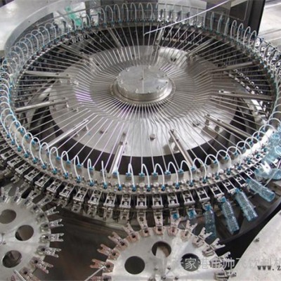 出售小型全自動三合一小瓶水灌裝機 2000瓶產(chǎn)量PET型飲料灌裝機