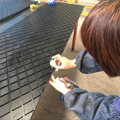 瑞塔優(yōu)質阻燃菱形滾筒包膠，耐磨膠板