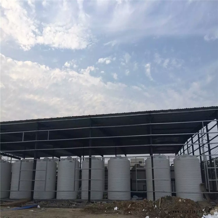 10噸浸潤(rùn)水塔 20立方片堿攪拌形狀塑料水塔 碳鋼底座塑料水塔價(jià)格