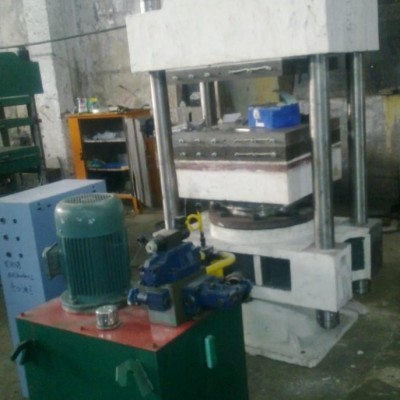 鄂裙邊壓合硫化機(jī)，可根據(jù)客戶(hù)需求生產(chǎn)各種規(guī)格型號(hào)鄂式硫化機(jī)