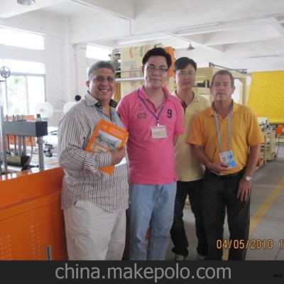 供應(yīng)國內(nèi)大型專業(yè)廠家生產(chǎn)的全自動(dòng)無紡布制袋機(jī)（圖）