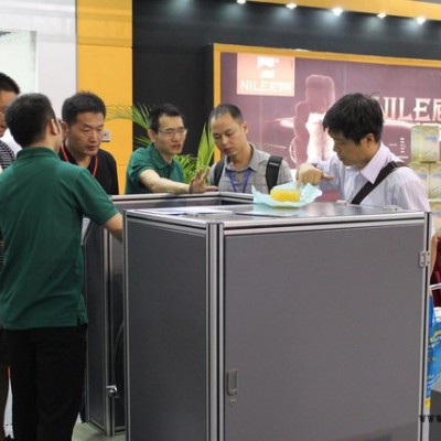 汽車輪胎安全升級(jí)智能噴膠機(jī)、全自動(dòng)噴膠機(jī)