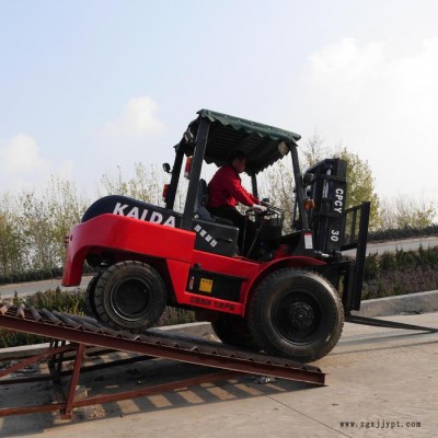 廠家供應四驅越野叉車 鉸接叉車  普通叉車 實心輪胎 支持定做