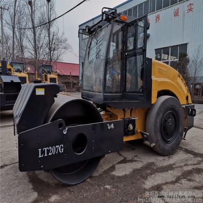 路陽LT207G 光面輪胎壓路機(jī)