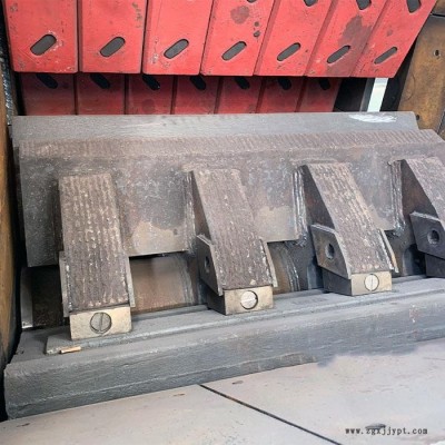 供應(yīng)鵝卵石移動(dòng)破碎站 輪胎車載花崗巖破碎機(jī) 現(xiàn)貨發(fā)售 歡迎訂購