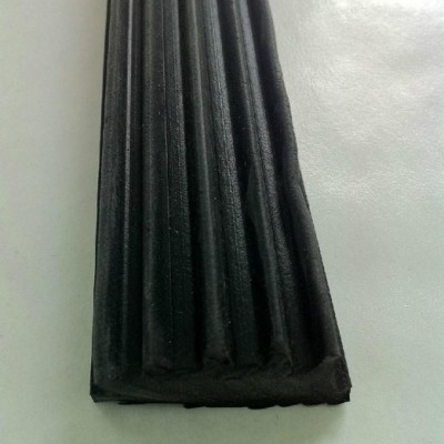 廠家供應(yīng)金屬機械鈑金保護(hù)橡膠密封條橡膠包邊密封條