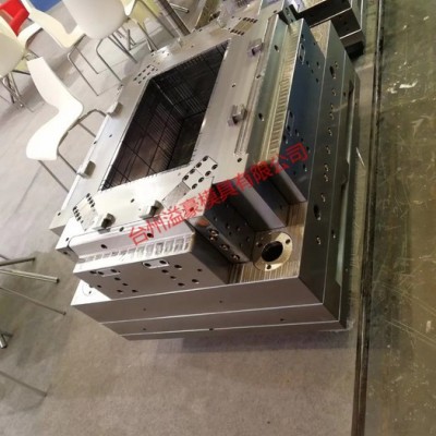 源頭廠家溢豪模具，專業(yè)制造研發(fā)水果筐模具，周轉(zhuǎn)箱模具，日用品等各類注塑模具