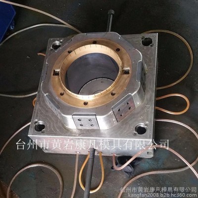 浙江臺(tái)州市黃巖開一套20L塑膠潤(rùn)滑油桶模具價(jià)錢