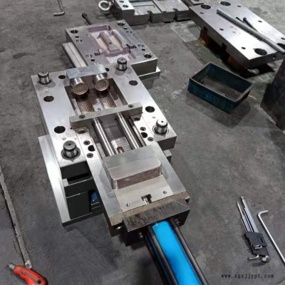 常州市秋江機(jī)械有限公司專業(yè)開(kāi)發(fā)注塑模具及產(chǎn)品，開(kāi)發(fā)范圍：汽車模  體育用品模具  玩具類模具 電子模具 家電模具