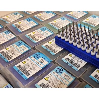 口罩滾軸專用高硬合金銑刀、**機(jī)專用整體合金鉆頭、罩熔噴布模具專用鎢鋼鉆頭、非標(biāo)斜度鎢鋼銑刀、熔噴孔加工高光鉆頭