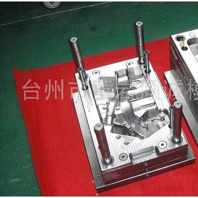 供應(yīng)汽車擋泥板模具，擋泥板模具價(jià)格，擋泥板模具廠家 汽車模具