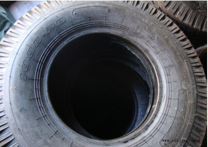 新聞:唐山鏟車實(shí)心輪胎哪里有