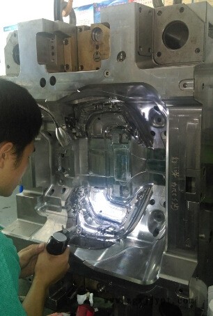 2省模師傅正在對(duì)車(chē)燈模具進(jìn)行前期省模，砂紙型號(hào)用#600到#