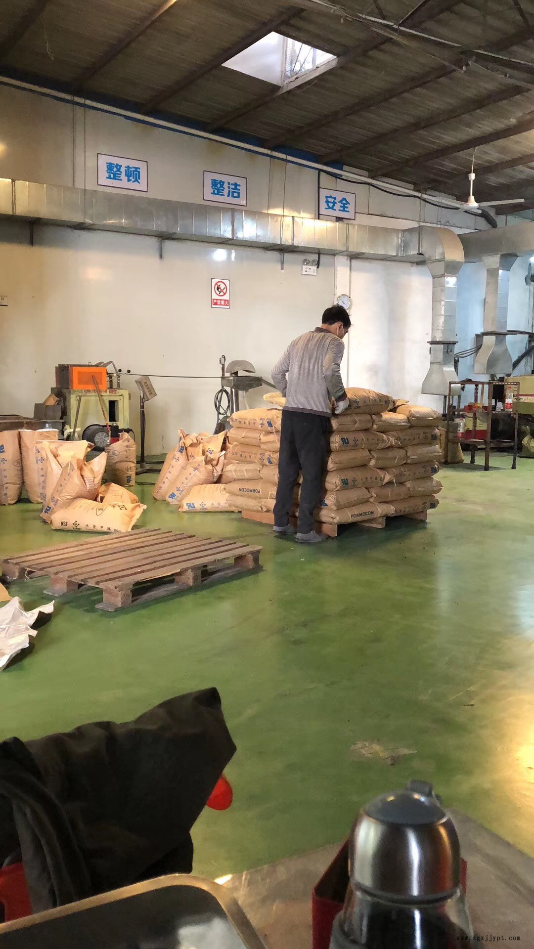 POM賽剛料  黑色抽粒 純樹(shù)脂 無(wú)雜料 增韌 扣具級(jí) 新料改性示例圖5